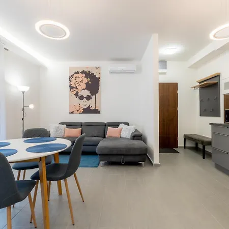 Apartment Honved77-79 By Bltn *